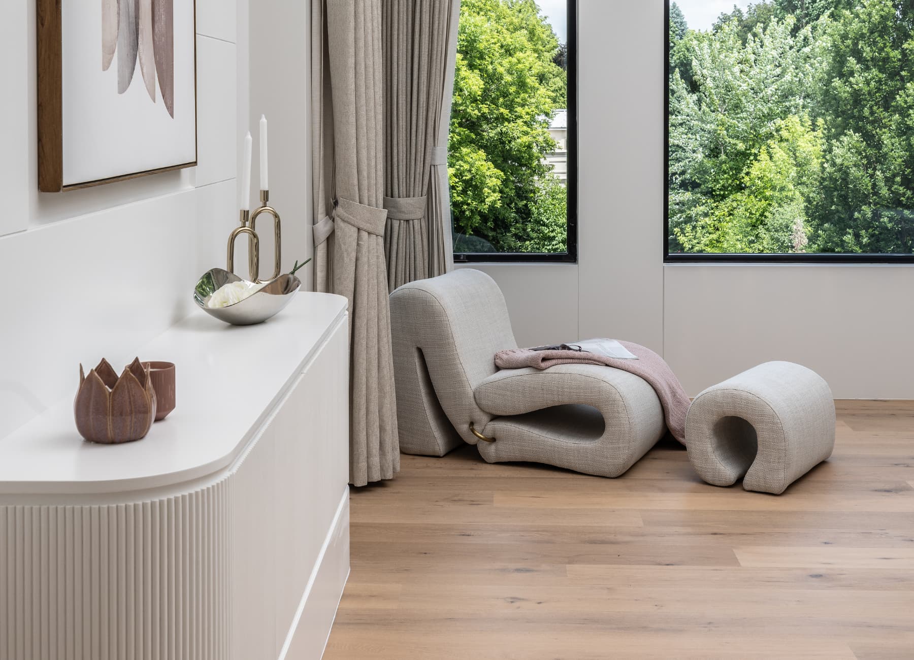 Lora Chair