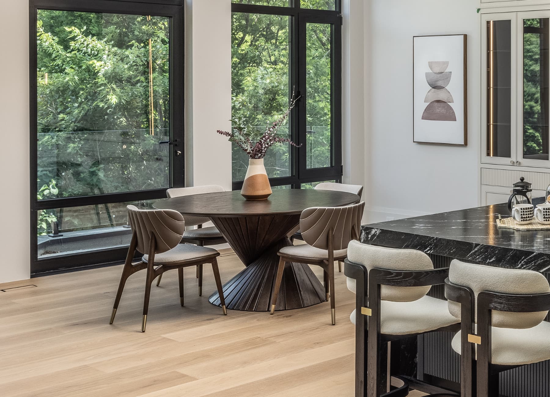 Listrado Round Dining Table