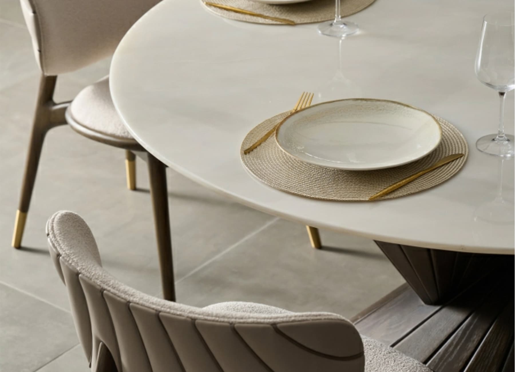 Listrado Round Dining Table
